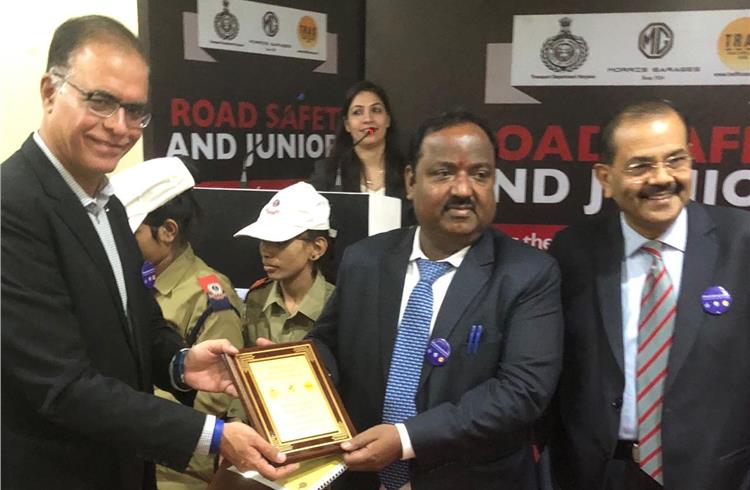 Memento Presentation to Dhanpat Singh, ACS – Transport Department – Haryana by Rajeev Chaba, president and MD, MG Motor India and P Balendran, executive director, MG Motor India.