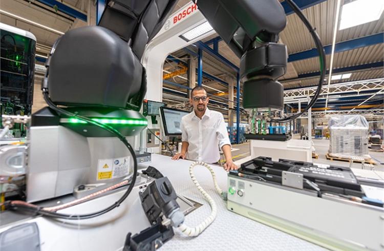 Bosch’s special-purpose machinery has developed a modular manufacturing system. The system is based on a platform with standardized hardware and software interfaces. All other process modules, for example for joining or testing processes, are flexibly integrated as required.
