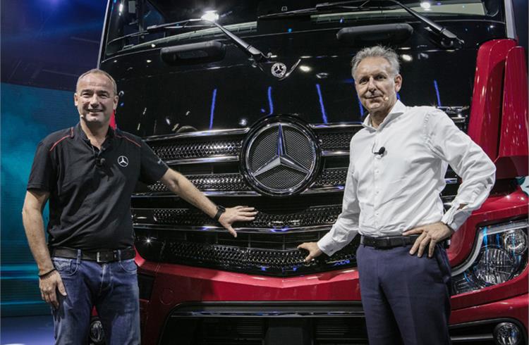 Stefan Buchner, Head of Mercedes-Benz Trucks, and Philipp Schiemer, Head of Mercedes-Benz do Brasil, with the new Mercedes-Benz Actros at the Fenatran in Sao Paulo, the largest CV and transportation f