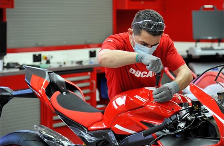 First Ducati Superleggera V4 rolls off the production line