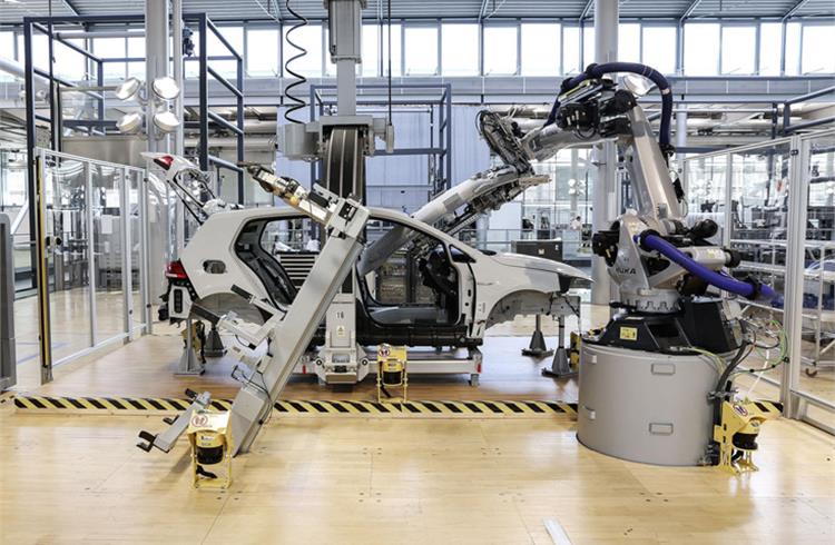 The headliner for the e-Golf is now being fitted by a robot as standard.