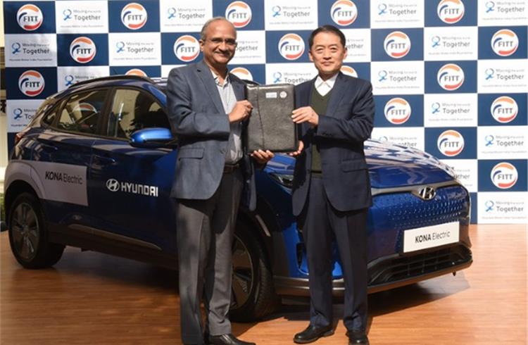L-R: Professor V Ramgopal Rao, director, IIT Delhi and SS Kim, MD and CEO, Hyundai Motor India. Hyundai has donated a Kona EV to IIT Delhi to enable NVH and battery tech research, as well as promote research on alternative-energy powered vehicles for its students. 