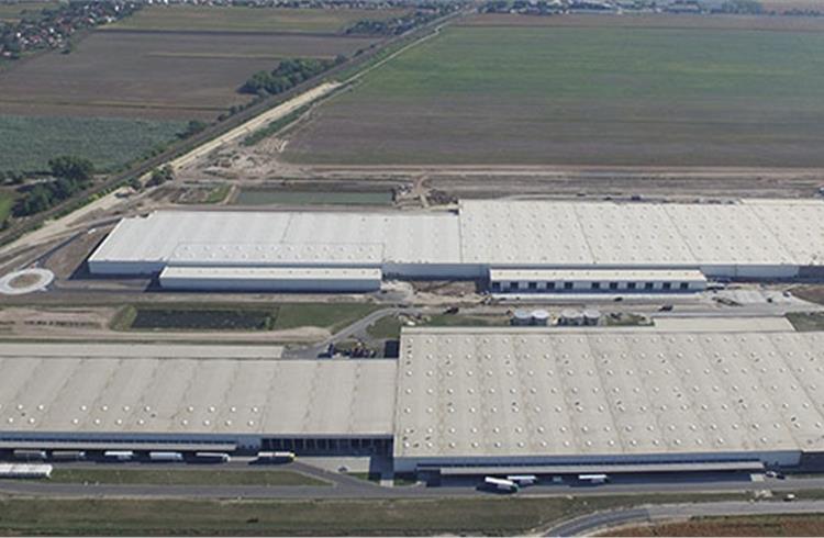 Together with E.ON, Audi is building a solar energy park on the roofs of the two logistics centres of its plant in Győr covering about 160,000 square metres. 