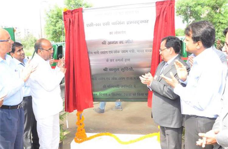 Anant G. Geete inaugurating e-charging infrastructure in New Delhi