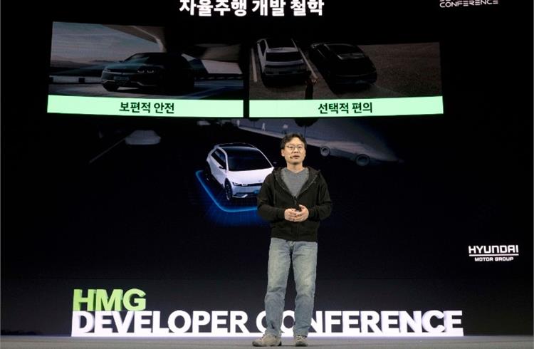Ji-han Yoo, SVP of HMG’s Autonomous Driving Center said the company is developing a memory parking function that automatically parks by remembering the route where the driver drove and parked.