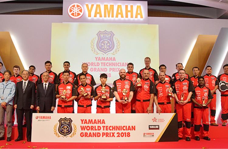 The 21 GP competitors, event chairman Yoshihiro Hidaka, vice-chairman Yasuo Tanaka, committee chairman Kazuhiko Abe (on the left in the front row). India's Sekh Tazim is on extreme right (front row).