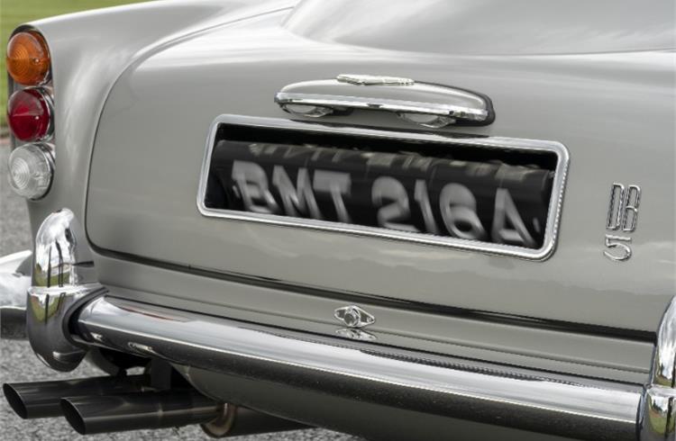 Revolving number plates front and rear (triple plates)