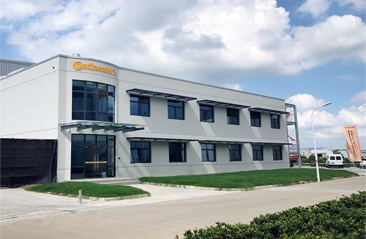 Continental’s 3D blow molding plant mainly produces 3D blow molded hoses used in high performance turbochargers for automotive OEMs.