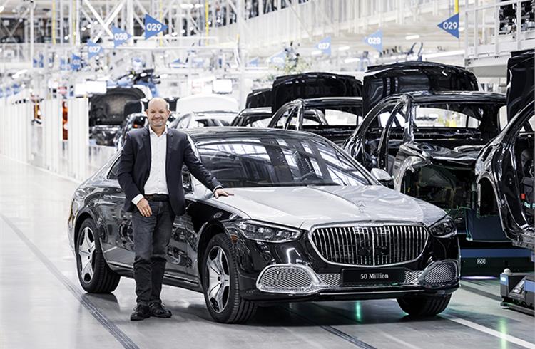 Jorg Burzer, member of the Board of Management of Mercedes-Benz AG, Production and Supply Chain Management, with the first new Mercedes Maybach S-Class from Factory 56.