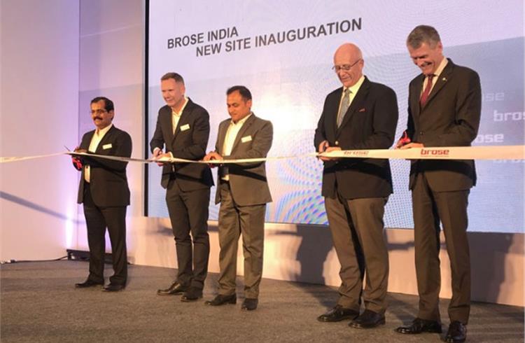 Bhalchandra Kulkarni (Brose Plant Manager Pune), Ulrich Schrickel (CEO Brose Group), Vasanth Kamath (President Brose India), Dr. Jürgen Morhard (Consul General of The Federal Republic of Germany, Mumbai) and Bernhard Steinrücke (Director General Indo-German Chamber of Commerce) at the ribbon-cutting ceremony for the new Brose location in Pune.