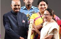 President Ram Nath Kovind presenting the Nari Shakti Puruskar for the year 2019 to Rashmi Urdhwardeshe, on the occasion of the International Women’s Day, at Rashtrapati Bhavan, in New Delhi. The Union Minister for Women & Child Development and Textiles, Smriti Irani is also seen. (PIB)