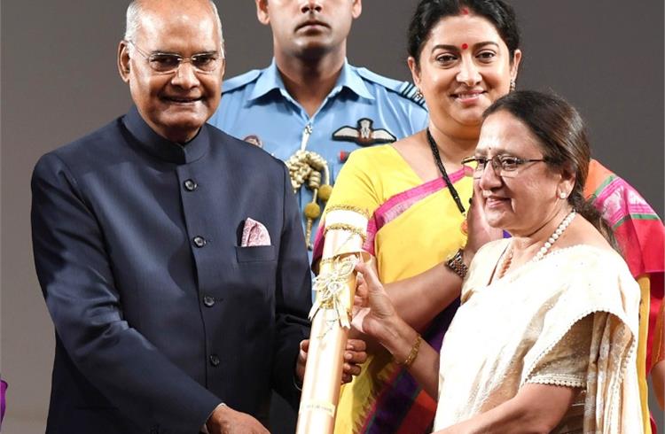 President Ram Nath Kovind presenting the Nari Shakti Puruskar for the year 2019 to Rashmi Urdhwardeshe, on the occasion of the International Women’s Day, at Rashtrapati Bhavan, in New Delhi. The Union Minister for Women & Child Development and Textiles, Smriti Irani is also seen. (PIB)