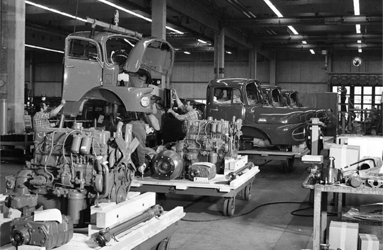 CKD despatch at the Wörth plant, 1972. CKD vehicles are being combined into big shipping units, for instance axles, transmissions and cabs as shown.