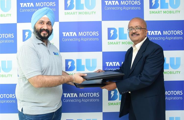 L-R: Anmol Singh Jaggi, founder and CEO, BluSmart Mobility and Ramesh Dorairajan, head – Electric Vehicles (Commercial), Tata Motors at the MoU signing.