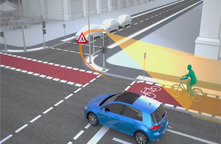 Sensors at traffic lights detect cyclists and warn the driver