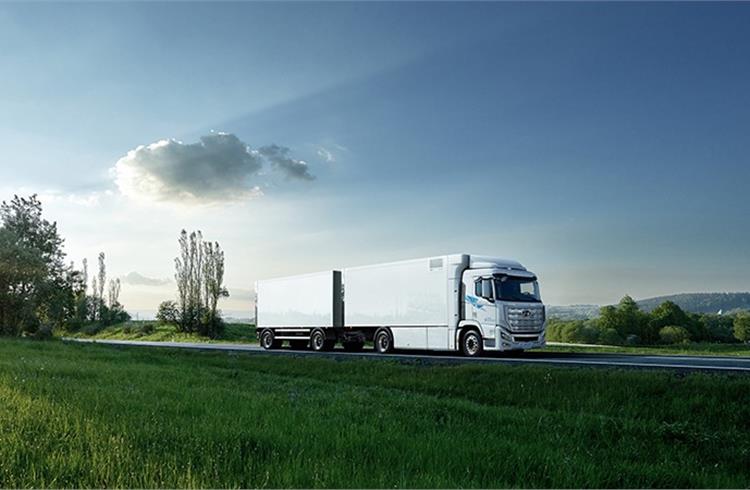The Xcient Fuel Cell truck, which is powered by a 190-kW hydrogen fuel cell system with dual 95-kW fuel cell stacks, has a driving range of about 400km on a single refuelling.