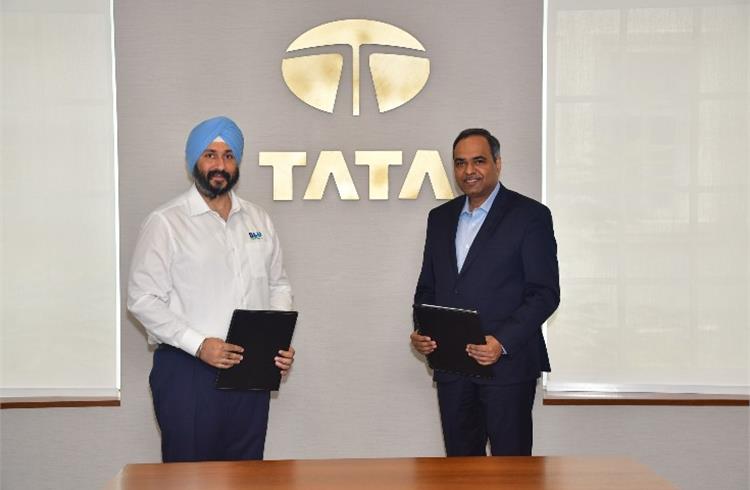 Anmol Singh Jaggi (L), CoFounder, BluSmart Electric Mobility and Shailesh Chandra (R), Managing Director, Tata Motors Passenger Vehicles at the signing. 