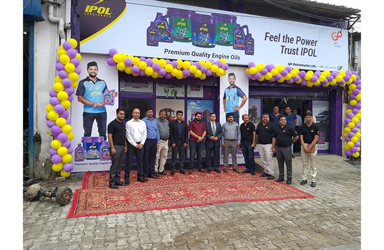 Ayush Goel, Group Director, GP Petroleums, Hari Prakash M, CEO GP Petroleums, Manish Thapar, Head- Automotive, GP Petroleums along with the staff of GP Petroleums at the launch of ‘IPOL Shoppe’