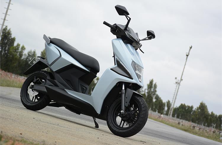 ”. The One rides on 12-inch wheels at both ends, with a telescopic fork and a monoshock for suspension. Like almost every other electric scooter, braking is handled by disc brakes.