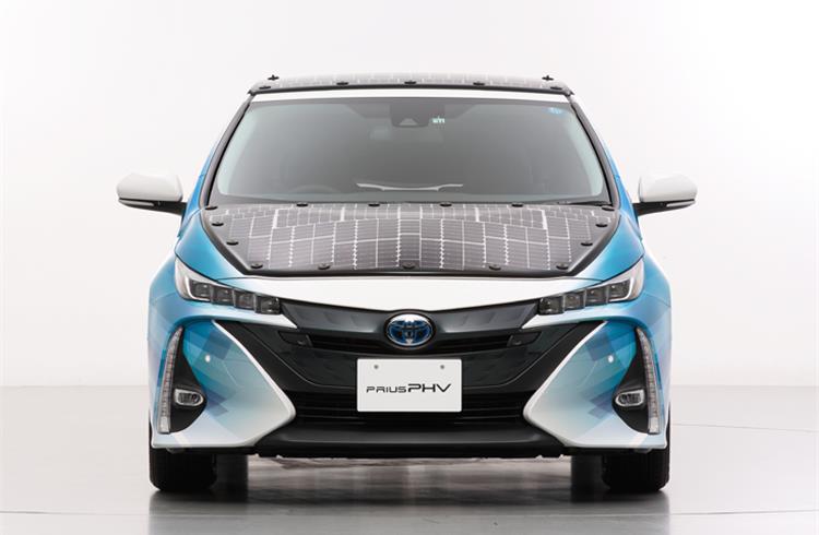 By enhancing solar battery panel's efficiency and expanding its onboard area, Toyota has achieved a rated power generation output of 860 W, 4.8-times higher than solar charging system-equipped Prius.