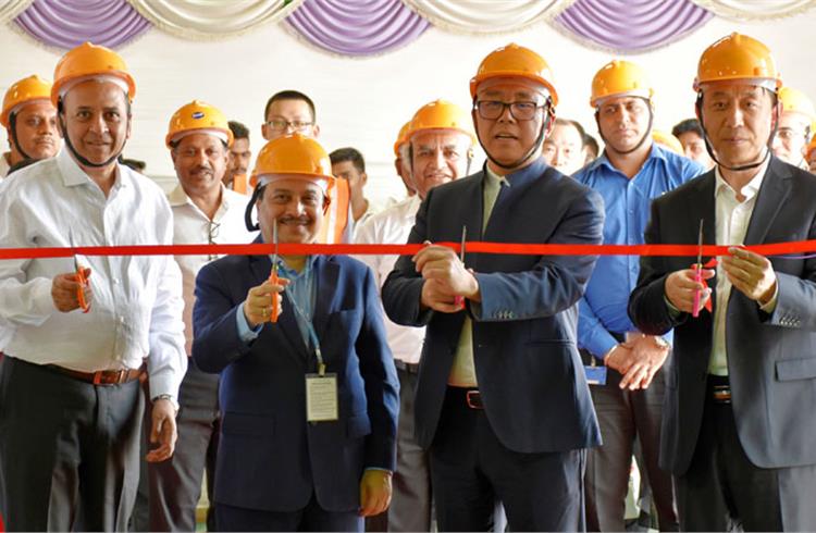  Arvind Goel, MD & CEO, Tata Autocomp Systems (extreme left) and Zhen Li, chairman, Guoxuan High-Tech, China (second from right), at the inauguration of the prototype manufacturing JV in Pune.