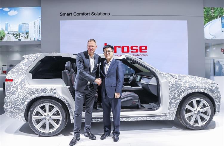 Ulrich Schrickel, President and CEO of Brose and Yan Jianming, Head of the Anting Government Office, at the Brose stand in Auto Shanghai 2023.