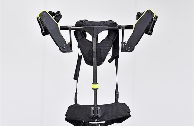 At 2.5kg, VEX weighs 22-42% less than competing products and is worn like a backpack. The user places their arms through the shoulder straps of the vest, then fastens the chest and waist buckles. 