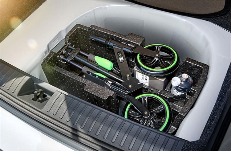 With its patented folding mechanism, Skoda Scooter can be effortlessly stored in the Skoda Kamiq and Scala, without losing any space for luggage.