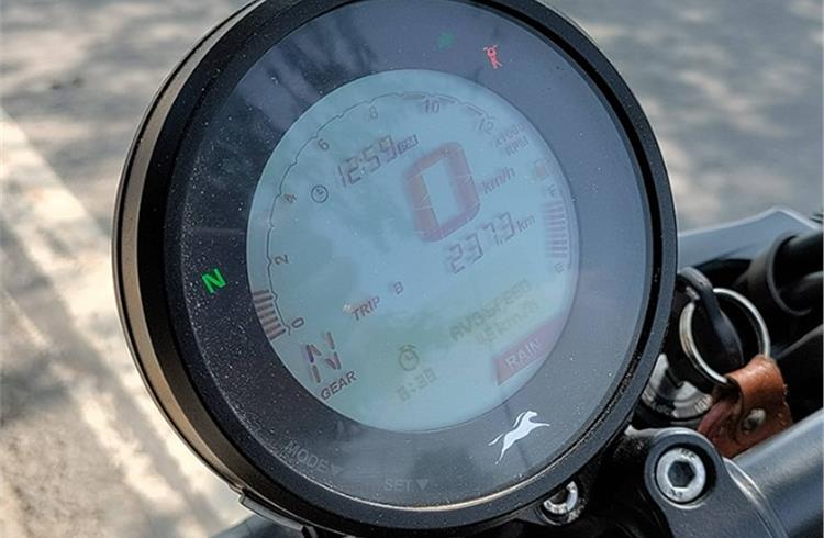 Asymmetically-placed monopod digital instrument cluster legible and offers useful information.