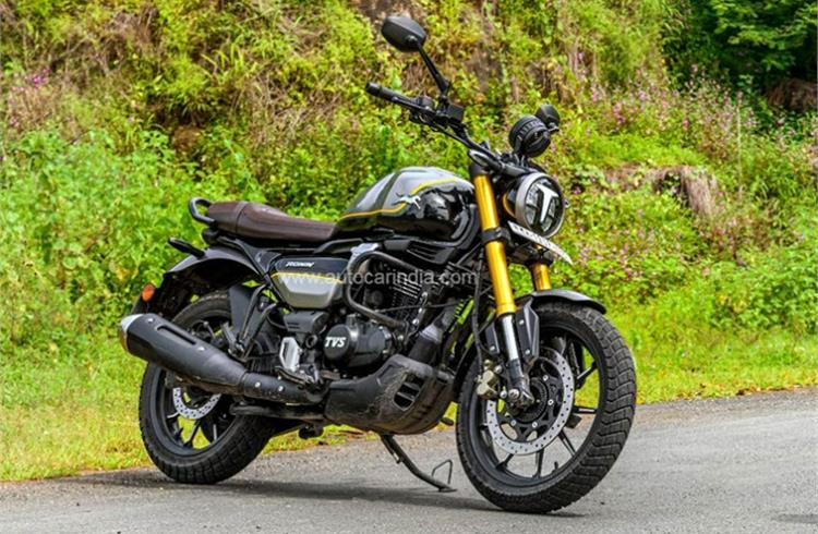 Priced between Rs 149,000 and Rs 169,000, the TVS Ronin squarely targets products like the recently-launched Royal Enfield Hunter 350.