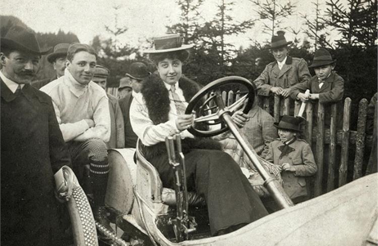 Mercedes Jellinek (1889 to 1929), on a Mercedes Grand-Prix racing car from 1906.