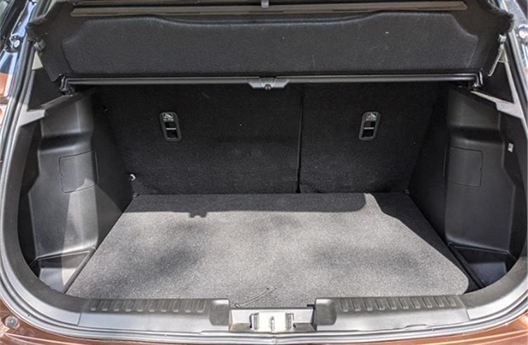 328-litre boot is well designed to accommodate weekend luggage of a small familly.