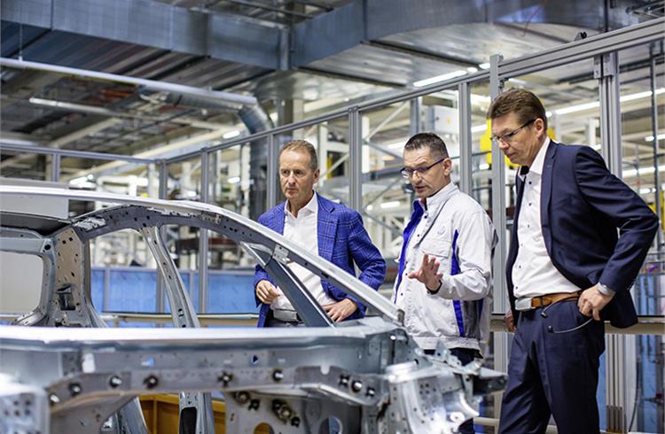 Quality check of new ID.3 at the Zwickau car plant (from left): Volkswagen CEO Herbert Diess, Heiko Rösch, Head of body construction, and Reinhard de Vries, MD Technology & Logistic VW Saxony.