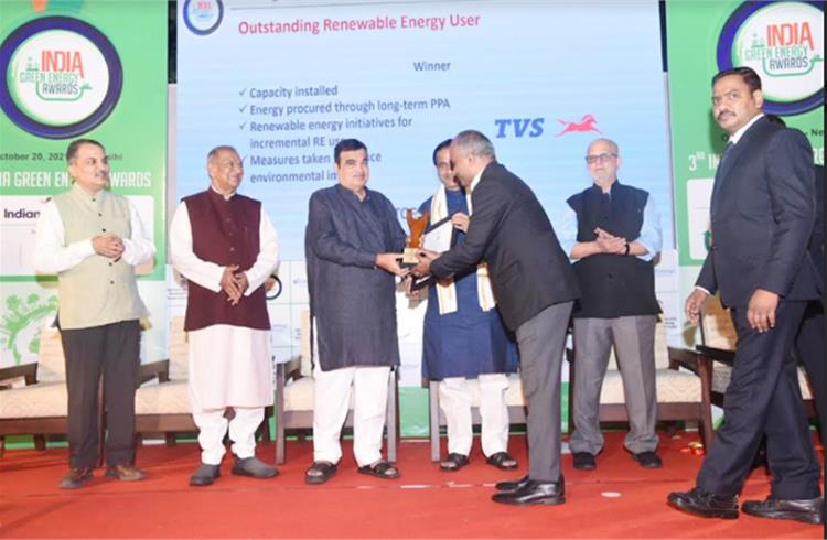 Venu Srinivasan, Chairman, TVS Motor Company, accepting the India Green Energy Award from Nitin Gadkari, Union Minister of Transport & Highways. 