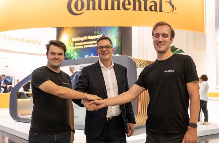Matthias Matic, head of Continental’s Safety and Motion business area (middle) with the co-founders and managing directors of DeepDrive Stefan Ender (left) and Felix Poernbacher (right).