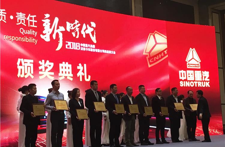 Sujie Yu (third from left), Wabco president, APAC and Business Leader, China receives the awards.