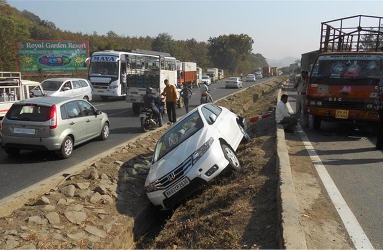 1,317 accidents and 413 deaths on Indian roads each day in 2016
