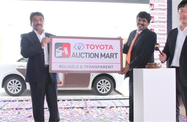 (L-R) :  Dr Ramegowda, IAS, Transport Commissioner, Karnataka, launches Toyota Auction Mart along with Toyota Kirloskar Motor’s N Raja and Naomi Ishii.