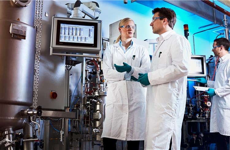 An interdisciplinary team led by Covestro researcher Dr. Gernot Jäger (centre) has developed a highly sustainable new production process for the chemical aniline, which is used in foam insulation boar