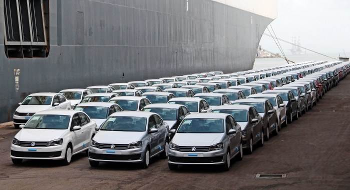 volkswagen-cars-lined-up-for-shipping-from-mumbai-port-2015