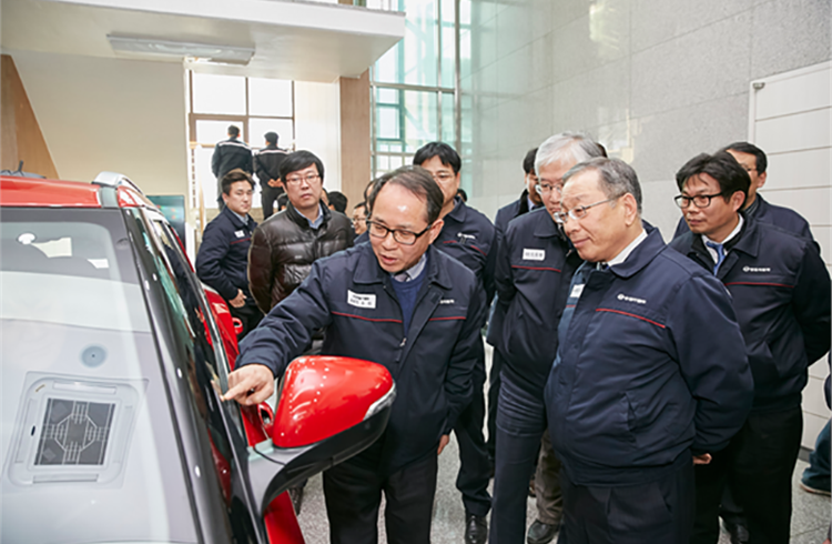 The world’s first touch-window system, revealed by SsangYong staffers at an R&D ‘Tech-Day’ workshop at the training centre in Anseong, is set to be introduced to the public at an international motor s
