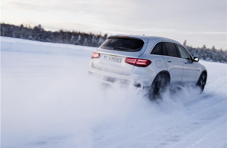On the road to series production, the GLC F-Cell: undergoes winter testing in northern Sweden.