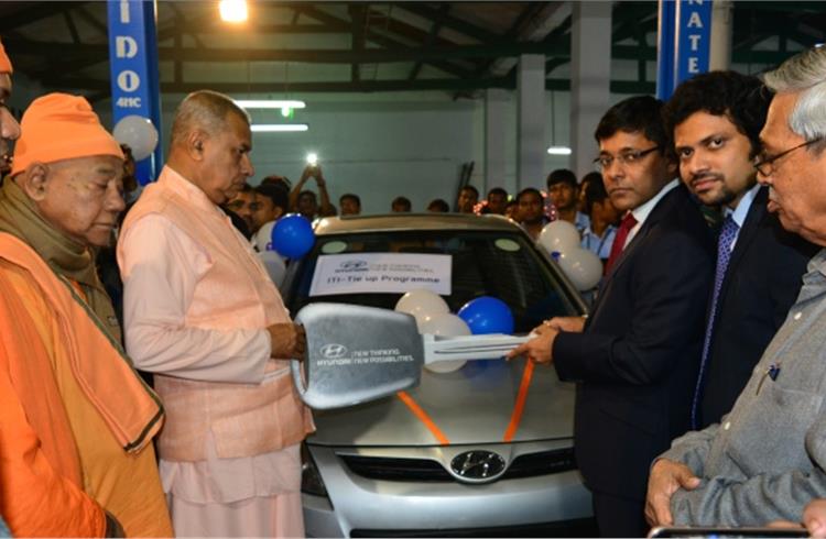 Tapan Kumar Ghosh, zonal manager – East, Hyundai India handing over the training car keys to Swami Sarvalokananda – secretary, Ramakrishna Mission ITI, Narendrapur, Kolkata.