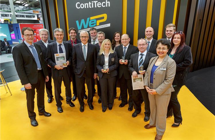 Heinz-Gerhard Wente (fifth from left), executive Board member of Continental AG and head of the ContiTech division, presented the certificates to the winning companies.