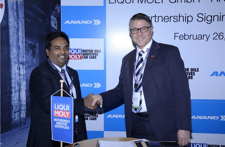 Anand Group’s Mahendra Goyal and Liqui Moly’s Peter Baumann, director (Marketing), seal the deal at ACMA Automechanika New Delhi.