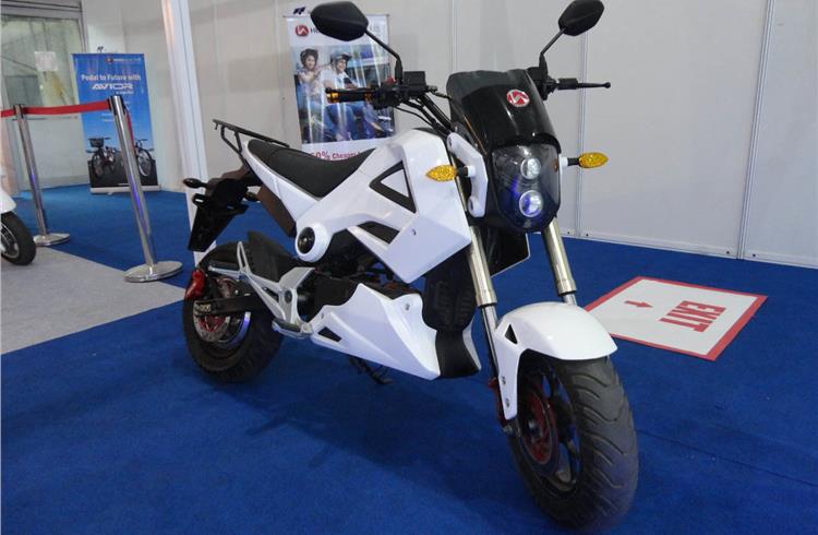 Hero Electric’s prototype bike runs on a 2000W electric motor, which draws charge from a 48V lead acid battery. It has a maximum speed of 60kph and can go up to 50km in a single charge.