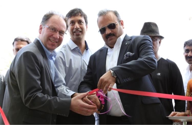 Sumit Sawhney, Country CEO and MD, Renault India Operations, inaugurates the new pre-owned facility.