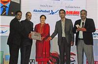 Manish Raj Singhania, Rahul Sharma and Parvayi Ramesh Babu present the Runner-Up award to Sachin Motors (Three-Wheelers).