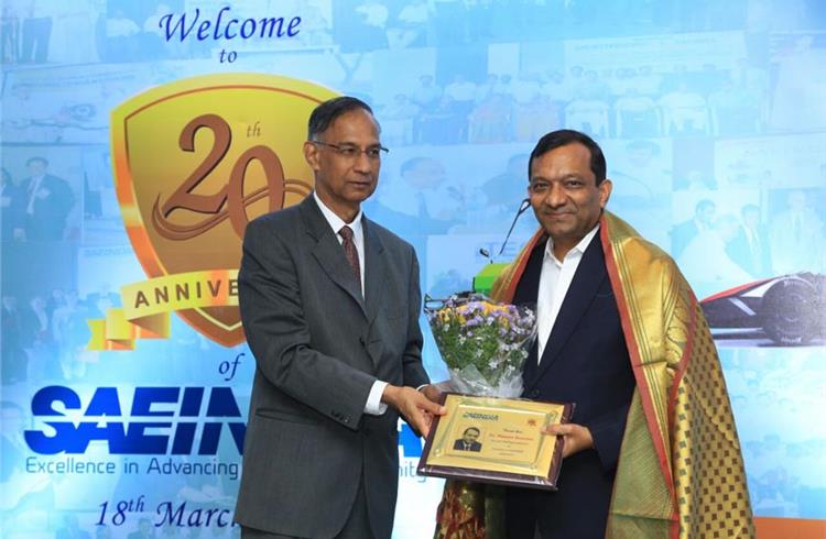 R Seshasayee, chairman, Infosys, and vice-chairman, Hinduja Group, on behalf of SAE India, felicitates Mahindra & Mahindra’s Dr Pawan Goenka for being chosen as the winner of the 2016 FISITA medal of 