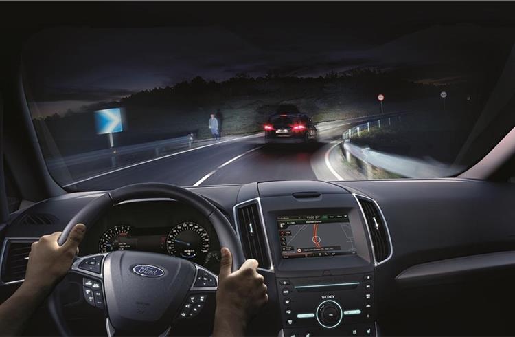 The new S-Max is the first to use Ford’s glare-free highbeam lighting technology.